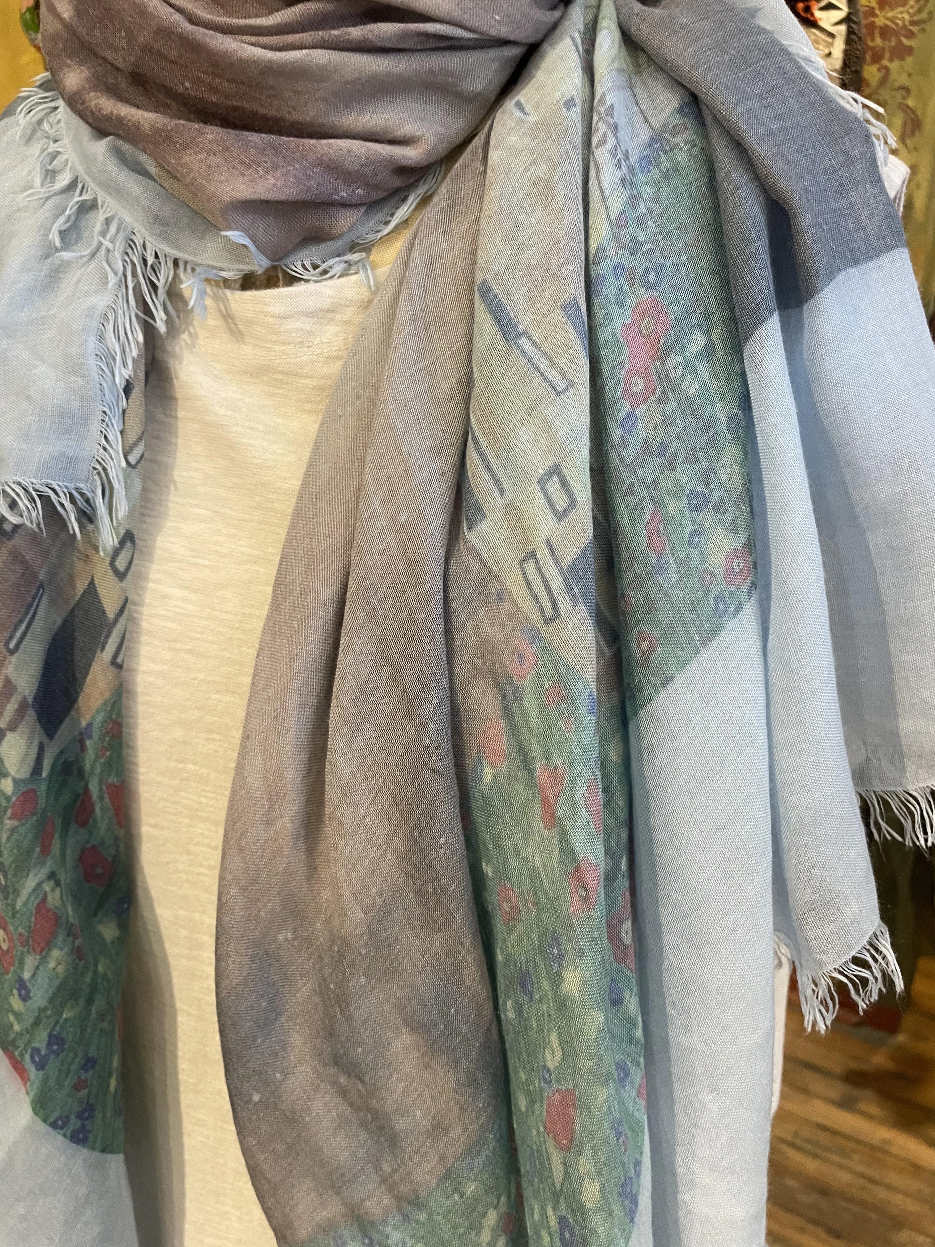 Klimt "The Kiss" Scarf - Light Blue